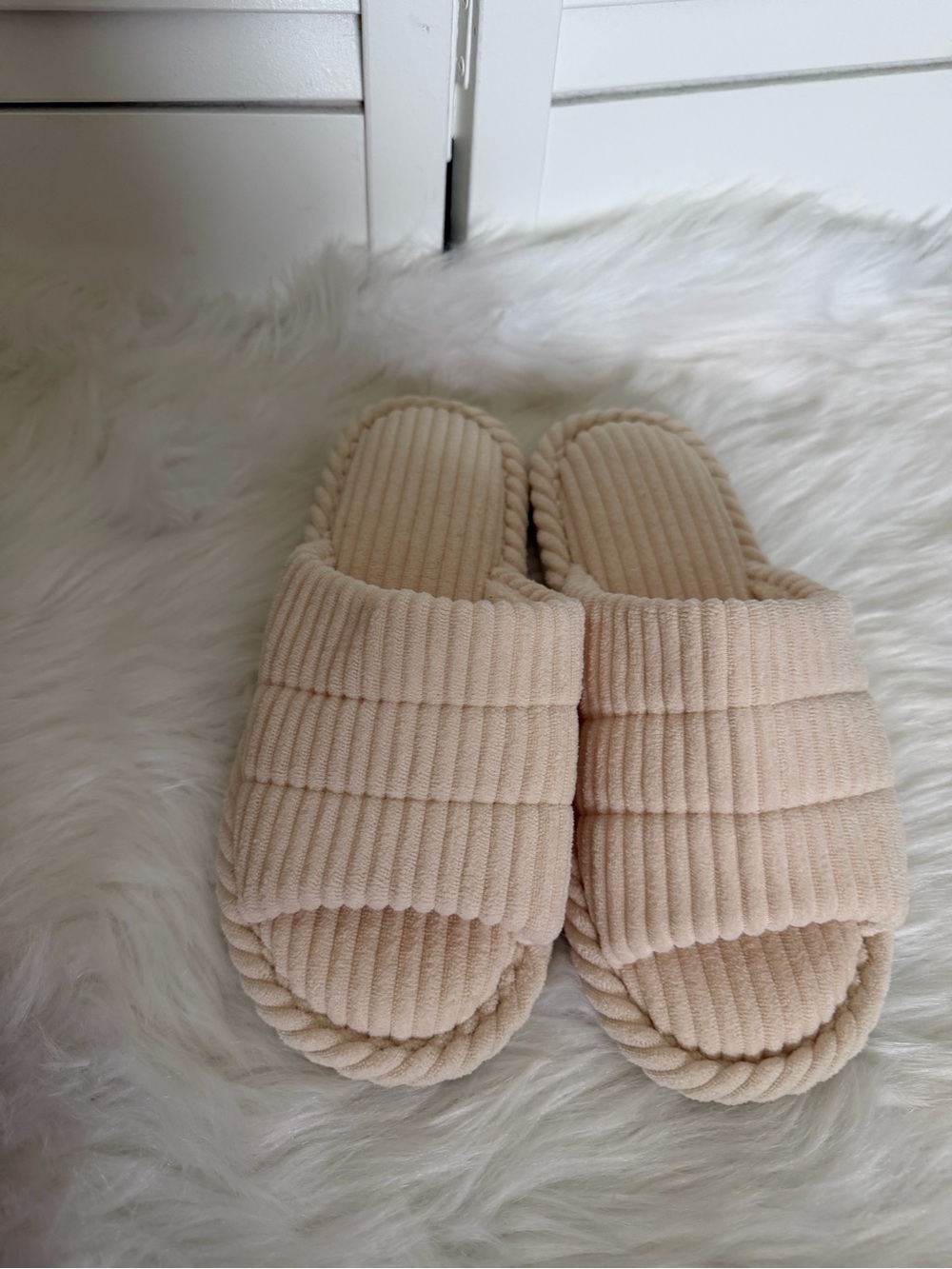 Amazon Essentials Ribbed Slide Slippers in Light Beige